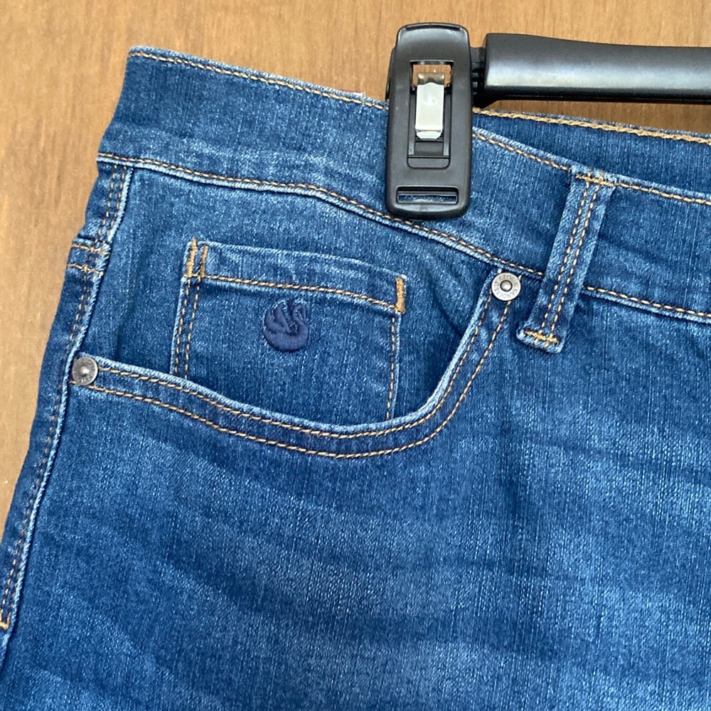 Gloria Vanderbilt Amanda Bermuda with built in slimming panel with stretch 18 - Picture 7 of 17